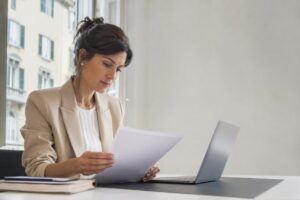 Professionista che scopre come farsi trovare dalle AI mentre un assistente conversazionale risponde con suggerimenti