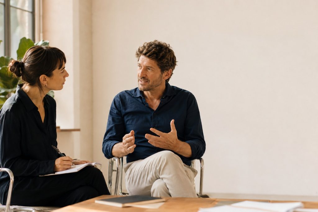 Come scrivere i testi del proprio sito: professionista pensieroso davanti a un foglio bianco